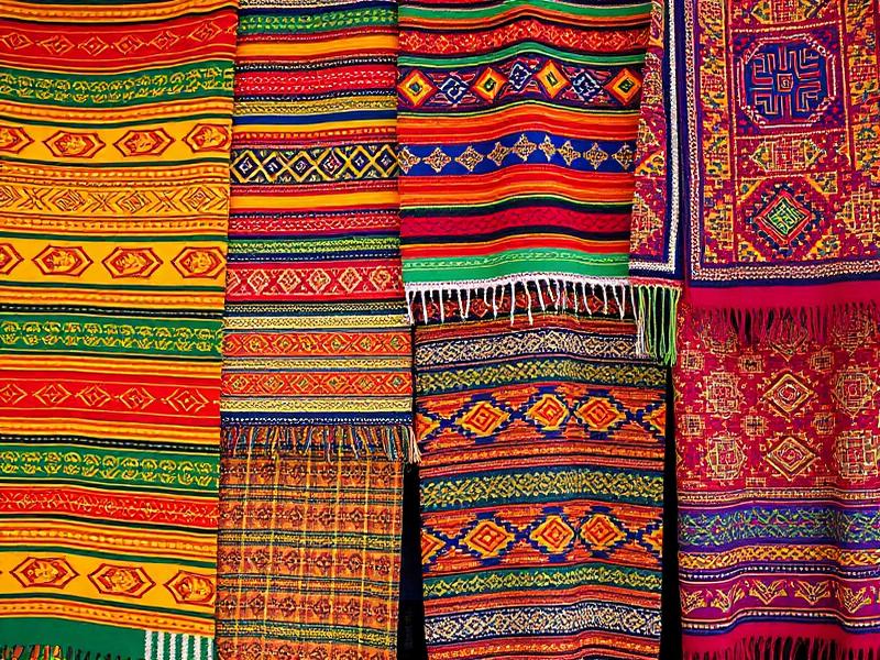 Textiles tradicionales guatemaltecos con patrones mayas